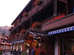 駅から徒歩でホテルへ。
スイスらしい、山小屋風のかわいいホテル。