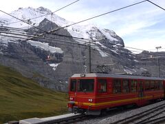 クライネシャイデックからユングフラウ鉄道に乗れます。
赤い電車が、スイスの大自然に映えます。