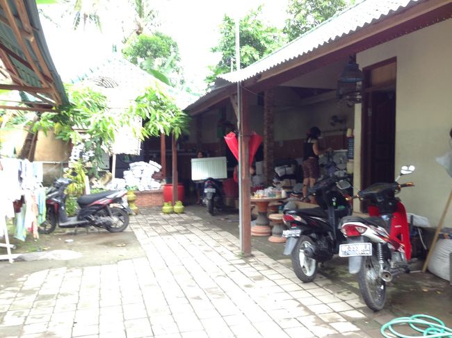 3日目（4/26）。<br />史跡観光ツアーからホテルに12時過ぎに戻りました。<br /><br />前日に頼んだランドリーを回収した後、ランチに向かいます。<br /><br />ピザが美味しいと評判でプトゥさんも薦めてくれたロータスシービューにも行ってみたかったのですが、チャンディダサへの1日2便のシャトルバスサービスは使い勝手が悪く、ランチだけの為にタクシーを利用する気にもなれないことから、ホテルの近場で済まそうということに。<br /><br />ランチ候補のDWI UTAMAに行くが休みだったため、Lu putuに行く事になりました。<br />