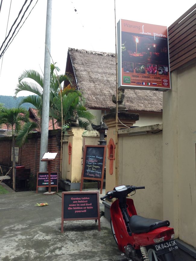 こちらが入口。<br />かなりおしゃれなワルンです。