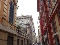 【Via Garibaldi 】　Palazzo Rosso　・　Palazzo Bianco

こちらの写真は、
赤の宮殿側からの一枚

右手が、パラッツォ・ロッソ　　　　　　　　赤の宮殿
左手が、パラッツォ・ビアンコ　　　　　　　白の宮殿