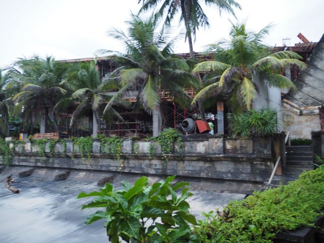 プールの後は勉強タイム。<br /><br />その間、我々はビーチの右側を散策します。<br />この頃には雨も上がりました。