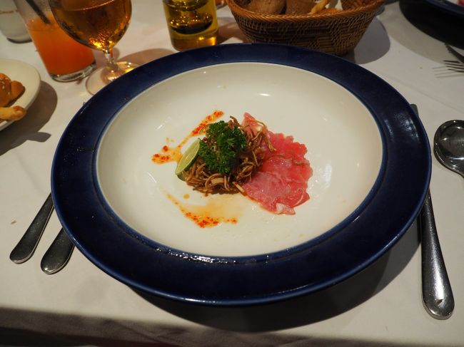 マグロの刺身にバナナの花のビネガー添え。