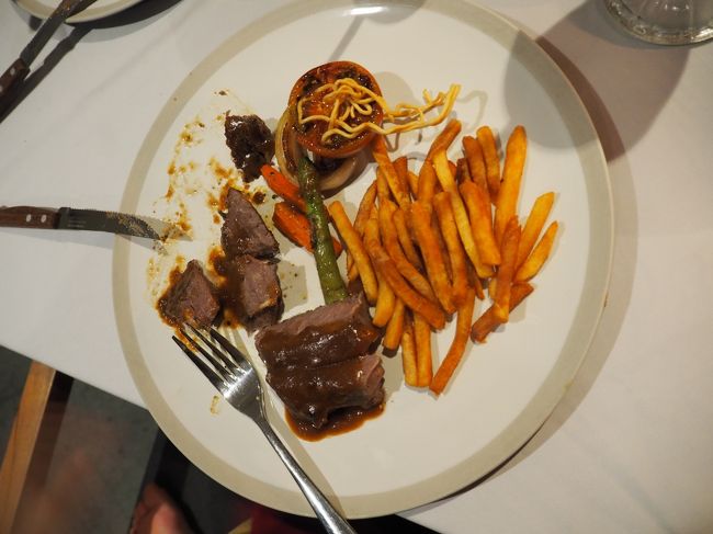 写真を忘れましたが、お口直しのライムシャーベットに続き、メインのテンダーロインステーキ（食べ掛けですが、、、）。<br /><br />ちなみに、魚料理を選ぶとバルサミコベースのソースに鯛のグリルとなります。