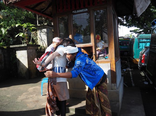 入口で入場料を支払い、サロンを巻きます。<br />階段を上ってしばらくすると、