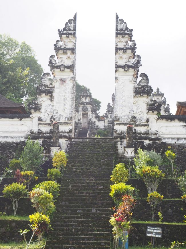 割れ門が見えてきます。<br />手前が広場になっていて、さらに階段を上がります。