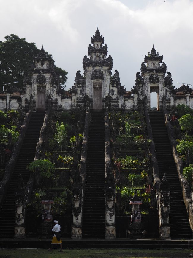 この階段のうち、右側の階段を上っていきます。