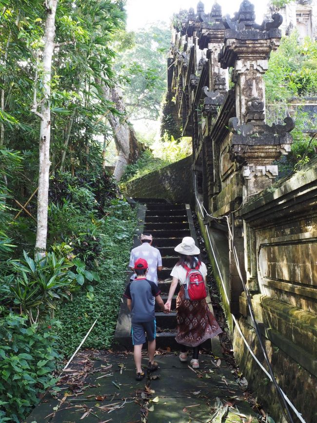一旦、上った階段を降りて、今度は寺院の外側の階段を上っていきます。