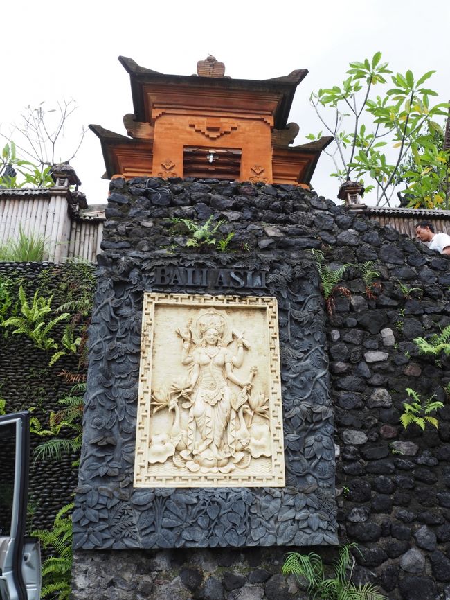 日本でいうところの契約農家の有機野菜を使用した料理とアグン山を眺める景色がウリのレストランで生産者の名前も表示されています。