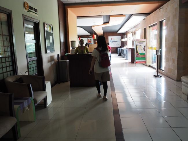 30分のフットマッサージを頼みましたが、お値段なんと20,000Rp。（約200円）<br />60分でも35,000Rpです。<br /><br />マッサージというよりリフレクソロジーに近く、結構、強く押されます。<br />実際には40分位マッサージされ、超お得でした。