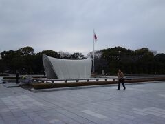 【平和記念公園】を歩きます。【広島平和記念館】で【地球平和監視時計】を見ようとしたのですが、建物の改修のためか養生されて見ることができませんでした。ぴょんさんはショックのようでした。