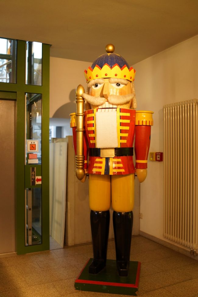 巨大なクルミ割り人形の兵隊さん。<br /><br />くるみ割ったら粉々だな。