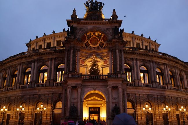 ゼンパー・オペラ<br /><br />照明で輝いていますね。美しい。