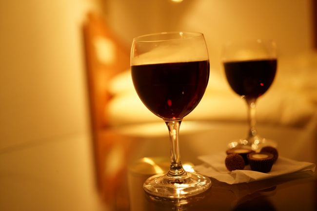 マーケットで飲み残したホットワインをチョコレートと一緒にいただく。