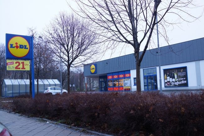 スーパーがあった。<br /><br />日曜日のため開いていないけど。