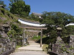 古橋口から上がります。昔は、この城は丹生嶋という海に浮かぶ島に作られた要塞のような島で、ここだけが陸とつながっていたとの事です。
「陽炎の辻〜居眠り磐音江戸草子」の小説の中で出てくる関前藩の白鶴城ってのはここかも知れませんね。

