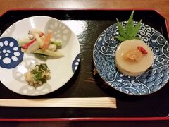 町歩きの前にランチにします

もちいどの商店街を歩きながらランチのお店を探します

空いていそうだったので（失礼）薬膳料理が看板メニューの　京小づち　へ入ってみました

私たちがいただいたランチは薬膳ではないランチです

アーモンドのお豆腐（右）とても美味しかったです