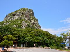〔 伊江城山 〕

そしてやってきたのが、ここ伊江島のシンボルになっている標高約172メートル「城山（ぐすくやま）」、またの名を“タッチュー”とも呼ばれている聖なる山です。

通常は山の中腹まで車で来ることができるのですが、ちょうどお祭り開催期間の繁忙期だったためか、城山への入口で村役場の駐車場に誘導され、そこから役場の車でここまで移動してきました。