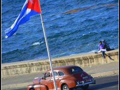 【ハバナの街並みと人々】

旗とクラシックカーが無ければ.....どこの国だかわからなくなる光景....。