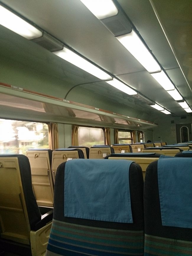 マレー鉄道のKTM線。KLセントラル駅8時発14時30分ウッドランズ着の２等席に乗りました。途中で多少の乗り降りはありましたが混雑することはありませんでした。