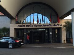 メリア　ローマ　アウレリア　アンティカ

社内での置き引きのショックでみんなが暗ーいムードに包まれて休みましたので夜の写真はありません。みんなホテル到着は21時半頃なのでそのまま就寝です。

この写真は翌日バチカンに向かう前に撮ったホテル玄関の写真です。
