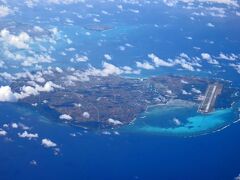 左が伊良部島で，右が下地島
くっついているので，ほとんど一つの島のよう

下地島には訓練飛行場の滑走路が見える