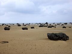 大きな岩が転がっている「佐和田の浜」

江戸時代の津波で，こんな風景になったそう

