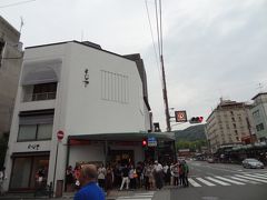 気を取り直して、お買い物。
定番のあぶら取り紙を買いによーじやへ。