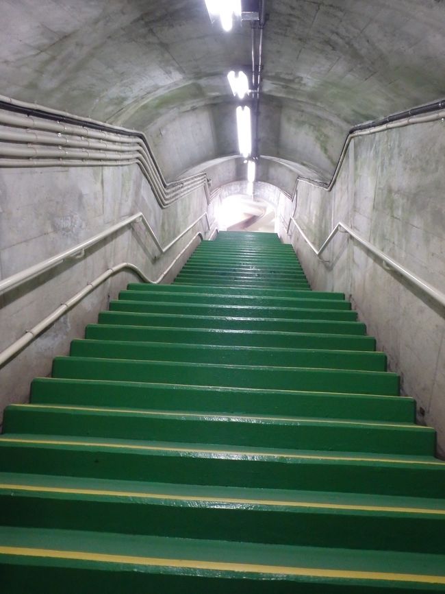 到着するとこんな階段を登っていきます。<br />結構急で長い階段です。