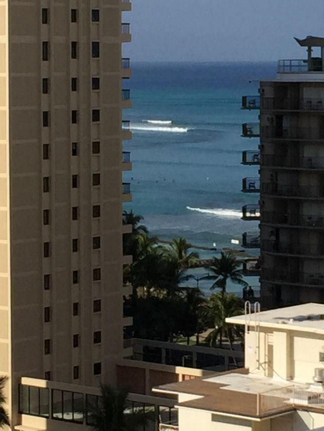 前日のロミロミのおかげでぐっすり眠れました。<br />ホテルからわずかですがワイキキビーチが覗けました。<br />気持ちいい！