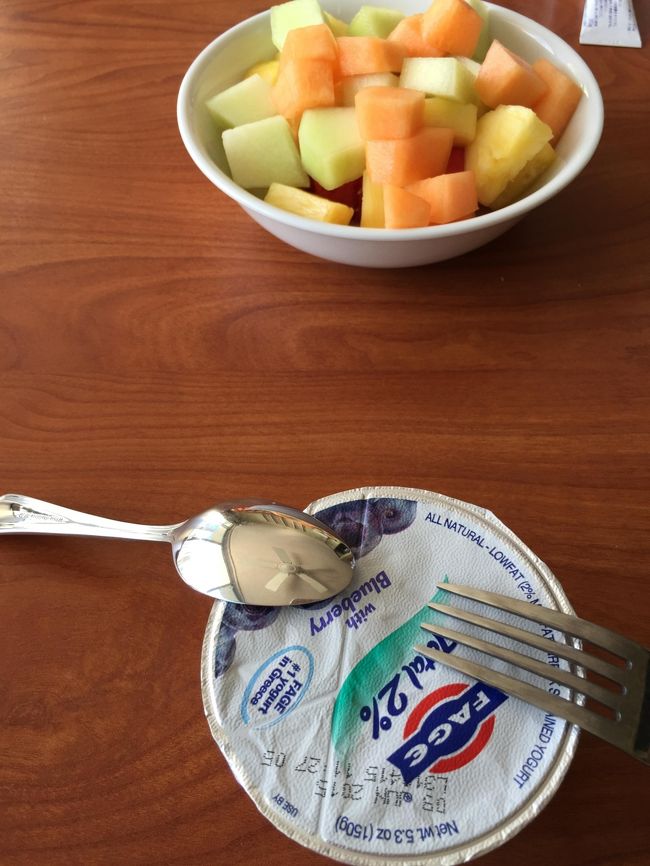 前日フードパントリーで買ったヨーグルトとフルーツで朝ごはんです。<br />フルーツはまだちょっと固かったかな。<br />ヨーグルトはブルーベリーのジャムの甘さとヨーグルトの酸味とのギャップがすごくて震えましたが（笑）、とてもおいしかったです。