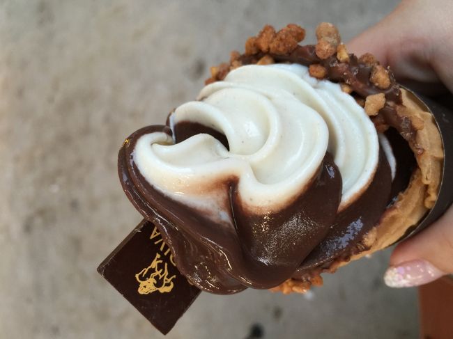 ガイドさんがアラモアナの近くまで送ってくれました。<br />ドンキにいったり夜の買い物スタートです。<br />ちょうどメモリアルデーが近いのでセールだらけでした。<br /><br />GODIVAでかい（笑<br />だけどGODIVAのおばちゃんがお金の計算しっかりできました！と誉めてくれましたって、子供かｗ