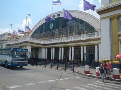 ホアラポーン駅の駅舎。