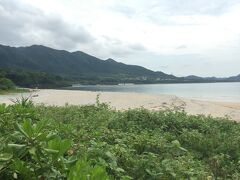 米原海岸。
ちょっと曇ってきましたが、雨は降らずすばらしいです。
ここのビーチは魚が結構みれるらしいのですが、今回は泳いでません。