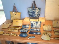 次は島藍農園。
石垣の、空と海と太陽をモチーフにした、化学肥料や除草剤など使わない土作りをし、藍染の原料となる八重山藍「ナンバンコマツナギ（南蛮駒繋）」を使って作っていて、すべて一点ものの商品らしいのです。
キーケース欲しかったのですが、残念ながらその日はなかったです。