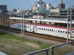 チェックアウトを済ませ、ルンルン気分で秋田駅改札口へ向かいます。

秋田新幹線こまち号が停車中です。
