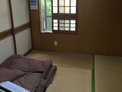 夕方に今回の宿に到着。
ダイビングショップがやってる宿です。
まるで民宿のようで、過ごしやすかったです。
しかも和室。島で和室。最高ですよね。