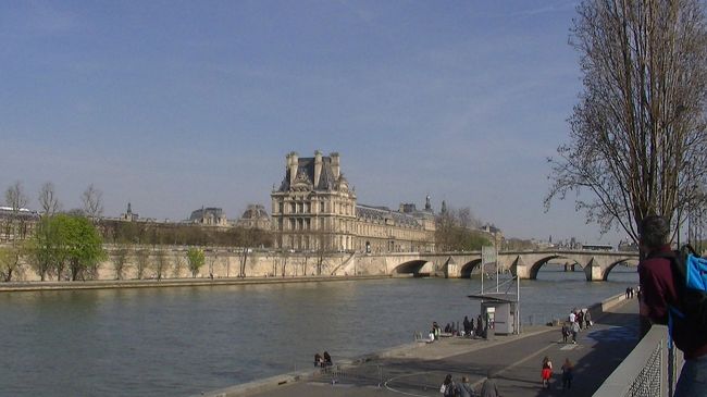 向こうにルーブルが見えます