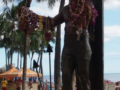 ワイキキビーチの守護神（？）デューク・カハナモク像