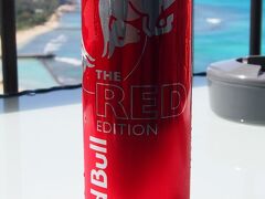 ファーマーズマーケットから引き上げてきて、ホテルで休憩。
Red Bullの見たことにない真っ赤な缶。