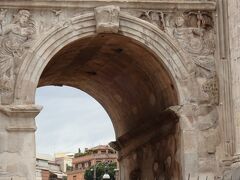【Arco di COSTANTINO】　Policeman　　　Arco di Costantino

それぞれの思いを胸にコロッセオを後にして
コンスタンティヌスの凱旋門へ戻ってきた。

紀元３１５年　、キリスト教を公認したコンスタンティヌス帝が建設。

ローマ随一の大きさ。全体に白くて美しい。
見た事あるような凱旋門でしょ？
パリ(エトワール)凱旋門のモデルだとか。

笑顔の素敵な彼を見て、その事を思い出した。

