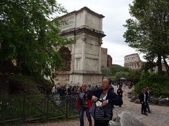 【Foro Romano】　　Arco di Tito

写真を見て気が付いた人も多いかな。
“ローマは危ない”と言う事で
T君のバッグは服の中にある。用心!　用心!

後ろはティトゥス帝凱旋門

この凱旋門を挟んで
右方向が　【Via Sacra】ウィア・サクラ（聖なる道）
こちら側が　【Via Nova】ウィア・ノーウァ(新道？)

この道を進むと、皇帝の次に権力を握っていたと言われる
ヴェスタの巫女の家・神殿がある

そりゃそうだ!
民衆の心をつかむ為、神の声を聴いて
『誰よりも優れた軍司令官だ』なんて事を
　巫女や　大神官に言わせなきゃならない輩は
　せっせと　莫大な貢物をするからね!

 出世の為、多大な借金のあった　シーザーも
　地方官職での実入りの他、この手で結構な財を成したらしい。
　いずこも同じ・・・
Casa delle Vestali　・　　Tempio di Vesta