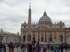 12:43
【Piazza di San piryto 】


記念堂前、ヴェネツィア広場からタクシーに乗ってバチカンへ移動。
空車タクシーは、長〜い列を成していて、ヴェネツィア宮の前に停車中の
先頭車両まで歩くことになった。
タクシー利用する人が減っているって事だよね？!

バチカン迄、10分　7euro-。


