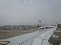 羽田空港　８：３５発　ＡＮＡ７９１便

ＡＮＡカウンター７：５５集合、搭乗券をもらい各自乗り込みます。
雨は大丈夫のようですが、雲の多い空模様です。