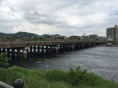 京阪 宇治駅に到着。
晴れの予報ですが、今のところ
曇ってます。

相変わらず流れの速い宇治川です。