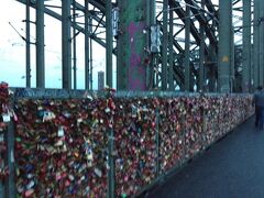 ケルン中央駅からメッセドイツ駅まで歩いていると、ホーエンツォレルン橋にさしかかります。
ホーエンツォレルン橋は恋人の聖地なんだそうです。金網に恋人たちが二人の名前を書いた錠前をかけて、鍵は川に投げ入れるんだとか。
錠前がぎっしり。