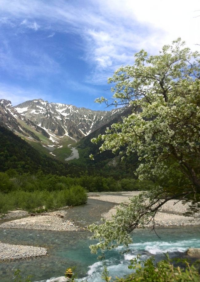前回とおなじ<br /><br />場所にて撮影。<br /><br />今日は穂高の頂上に雲が<br /><br />かかってません〜！