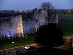 トリム・キャッスル・ホテルの部屋のバルコニーからはトリム城の一部も見えた。

トリムの町の明かりが点く頃には、城壁のライトアップも始まった。

ああ、いい感じだね。　(*^。^*)

