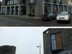 北アイルランドのアーマー州アーマーの町から、２時間位のドライブでアイルランドのレンスター州トリムの町に到着。
SUR SHANGHAIたちは途中で道に迷ったので、本来ならもう少し時間は短縮できるのかも。

トリムの町の見所紹介は後にして、まずトリム・キャッスル・ホテルにチェック・イン！
このホテルは、トリムの町最大の見所と言ってもいいトリム城が目と鼻の先の好立地。
下段の画像のように、トリム城を囲む城壁が車道を隔ててすぐそこ。
トリム城の入り口ゲートまでは徒歩２，３分です。