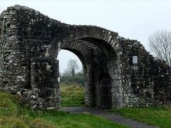 ミレニアム橋を渡った後は、トリム城敷地内から見えていたシープ・ゲートのそばにも行ってみた。

これは、１４世紀のトリムの町を囲んでいた城壁に造られた門の一つ。
元々は全部で五つあった門も、今ではこの一つだけが残っているそうです。

見学は無料。
かつては夜９時から翌朝４時まで閉じられていたと言うこの門は、今では土地の人たちが通る散歩道になっていて、いつでも自由に行き来できます。